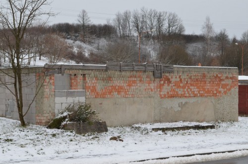 Bílé je na ploše méně, jsou zde i jiné odstíny a proto je sníh bělejší.